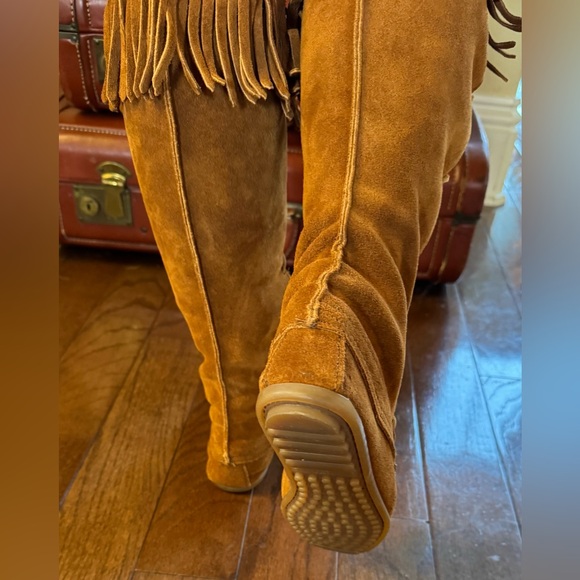 Minnetonka suede fringe lace up boots. Womens size 5 - Picture 8 of 11